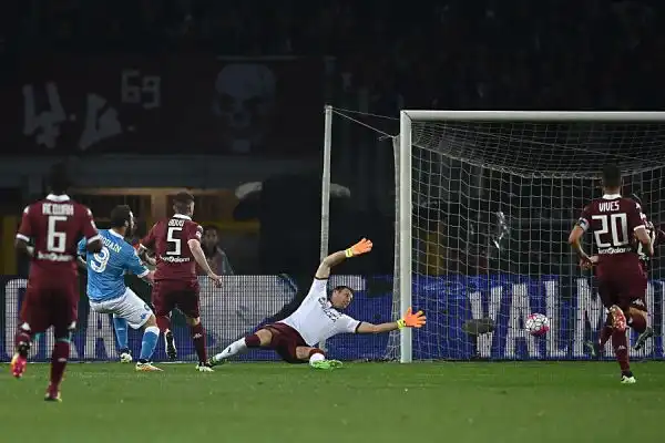 Sorride il Napoli, che vince in casa del Toro e mantiene la seconda posizione in classifica. Ancora a segno Higuain, eguagliato Angelillo, Callejon e Bruno Peres.