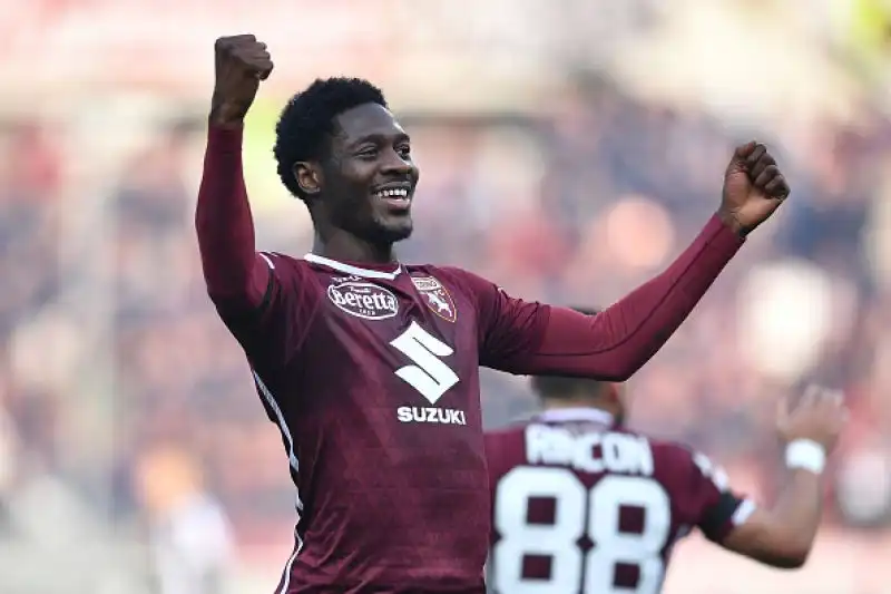 Ola Aina porta in vantaggio il Toro, poi succede di tutto con la Var chiamata in causa tre volte. De Paul si fa parare un rigore da Sirigu e a Okaka viene annullato un gol per fuorigioco di Lasagna.