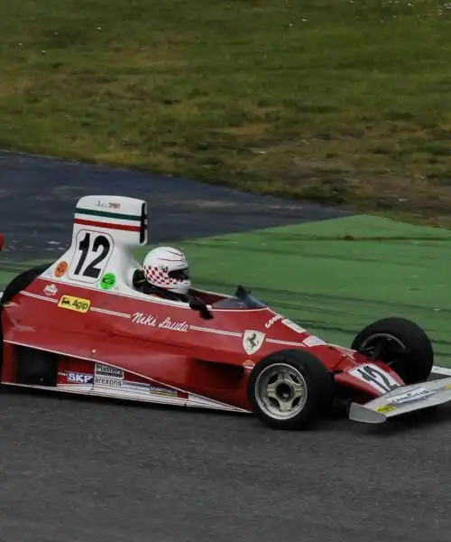 La magnifica Ferrari 312T di Niki Lauda torna in pista: le foto