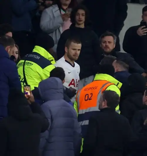 Tottenham, Dier aggredisce tifoso in tribuna