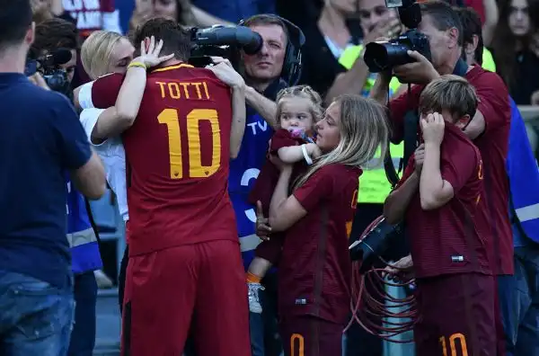 Lacrime all'Olimpico, lo storico numero 10 saluta un'ultima volta i tifosi giallorossi.