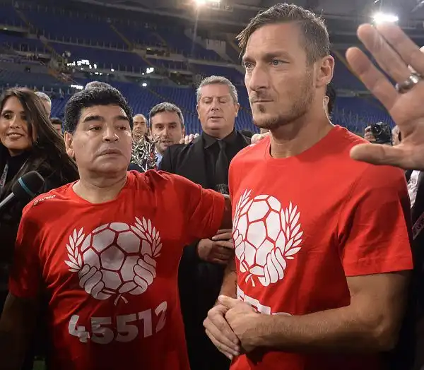 Papa Francesco, grande appassionato di calcio oltre che il promotore della Partita della Pace, si sarà sicuramente divertito per lo spettacolo messo in scena all'Olimpico di Roma dai due numeri 10.