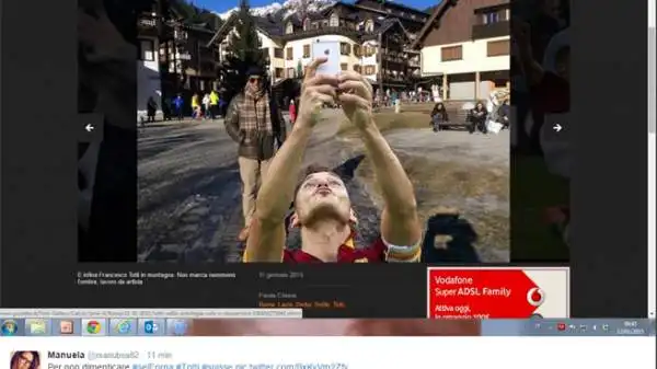 Il selfie di Totti, che si è scattato una foto col cellulare dopo aver segnato il gol del 2-2 nel derby, su Twitter è stato trasformato in divertenti fotomontaggi.
