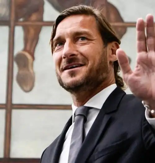 Totti fa gli auguri alla Lazio, scoppia il caos sui social