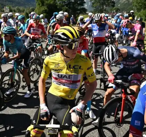 Sconcerto al Tour de France, manifestanti in strada e gara bloccata