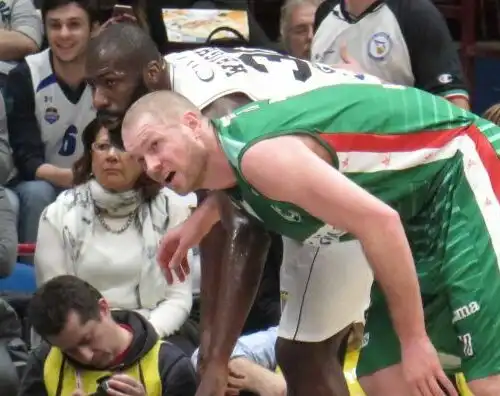 Leunen piega Cantù, Avellino ok