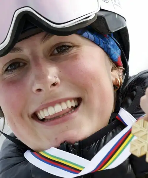 Trionfo di Mia Brookes, regina dello snowboard. Le foto