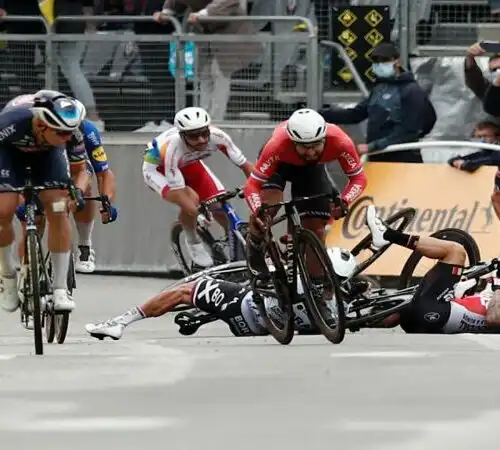 Troppe cadute al Tour de France, le foto