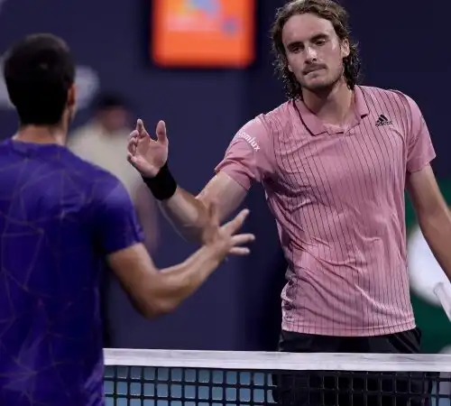 Stefanos Tsitsipas ora tende la mano a Carlos Alcaraz