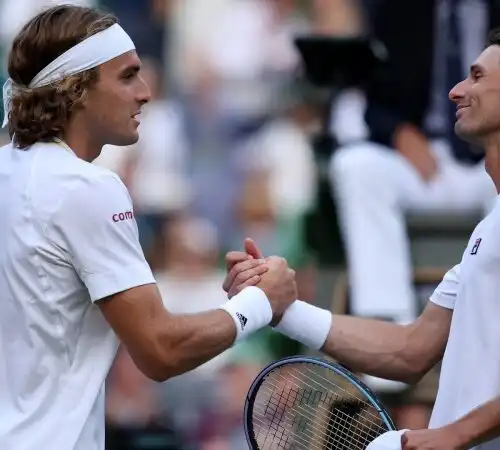 Wimbledon, Stefanos Tsitsipas soffre ma va avanti