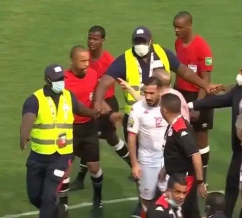 Coppa d’Africa: arbitro esce dal campo scortato alla fine di Tunisia-Mali. Guarda il video