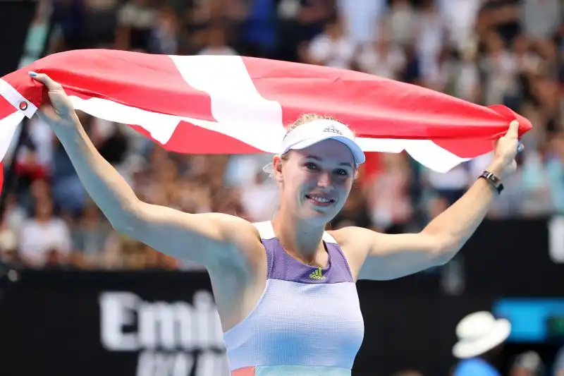 Caroline Wozniacki, ex-tennista, che ha stregato il mondo del tennis col suo fascino
