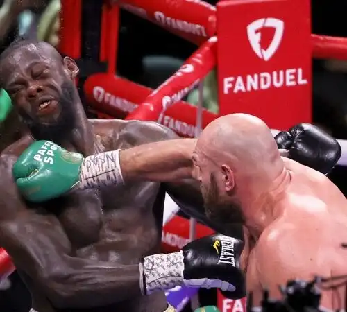 Boxe, Tyson Fury cade al tappeto ma batte Deontay Wilder