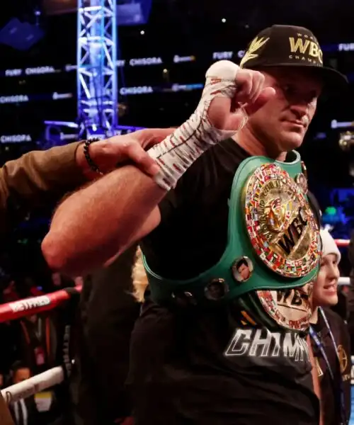 Boxe, Tyson Fury resta campione: battuto Chisora sotto gli occhi di Usyk