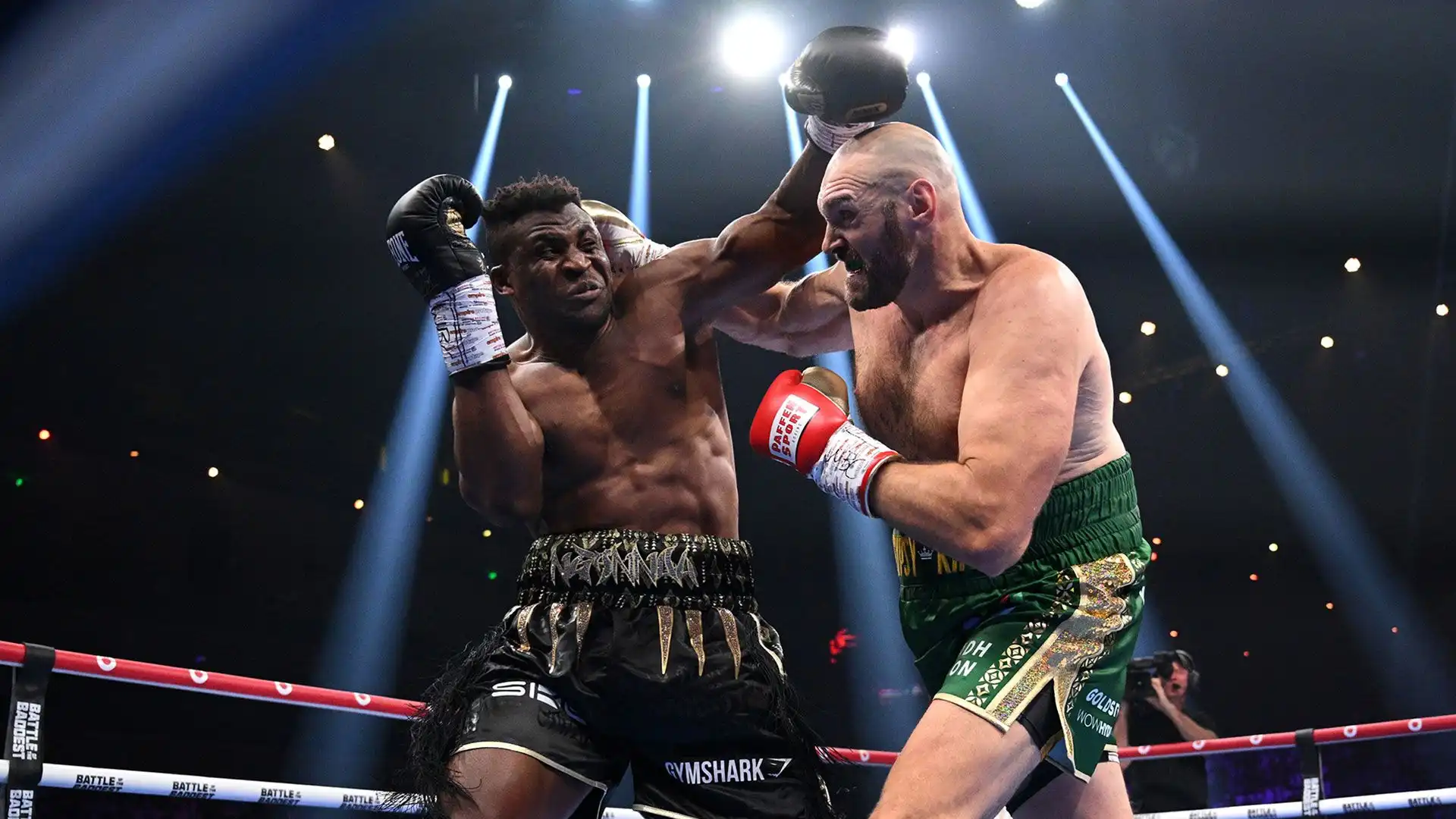 Serata da brivido per Tyson Fury, che ha vinto ai punti contro il campione delle arti marziali Francis Ngannou