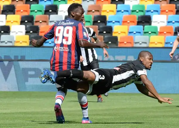 Il Crotone ribalta la rete iniziale di Lasagna con le marcature di Simy e dell'ex Faraoni. La squadra di Zenga scavalca la Spal.