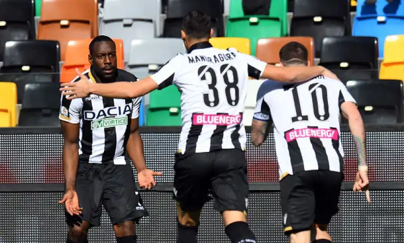 L'Udinese vince grazie alle reti di Okaka e Mandragora. Genoa costretto a rimandare il discorso salvezza.