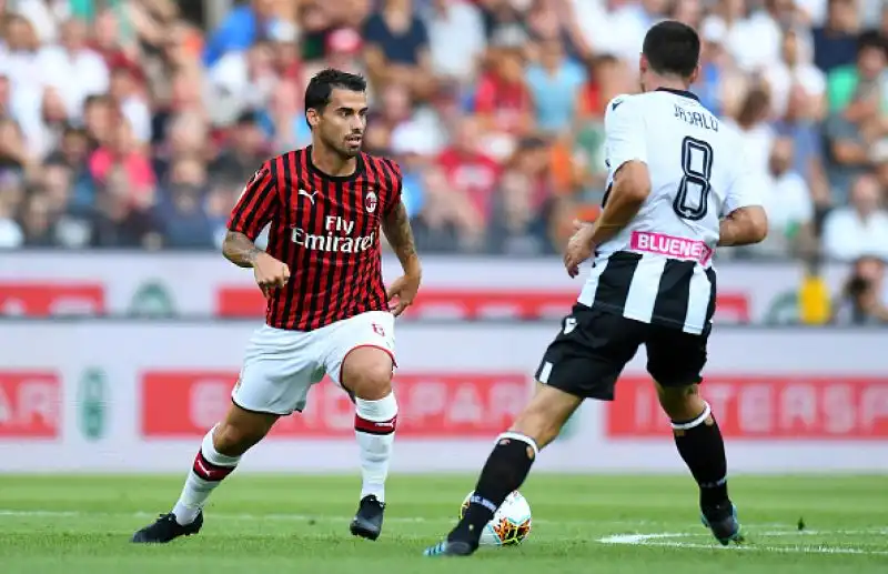 Esordio amaro per Marco Giampaolo sulla panchina del Milan. I rossoneri cadono per 1-0 ad Udine, decide Becao nella ripresa su assist di De Paul.