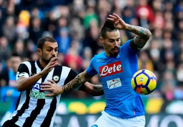 Gli azzurri vincono a Udine grazie a una rete di Jorginho (che sbaglia un rigore ma rimedia immediatamente) e tornano primi a +2 sull'Inter. 