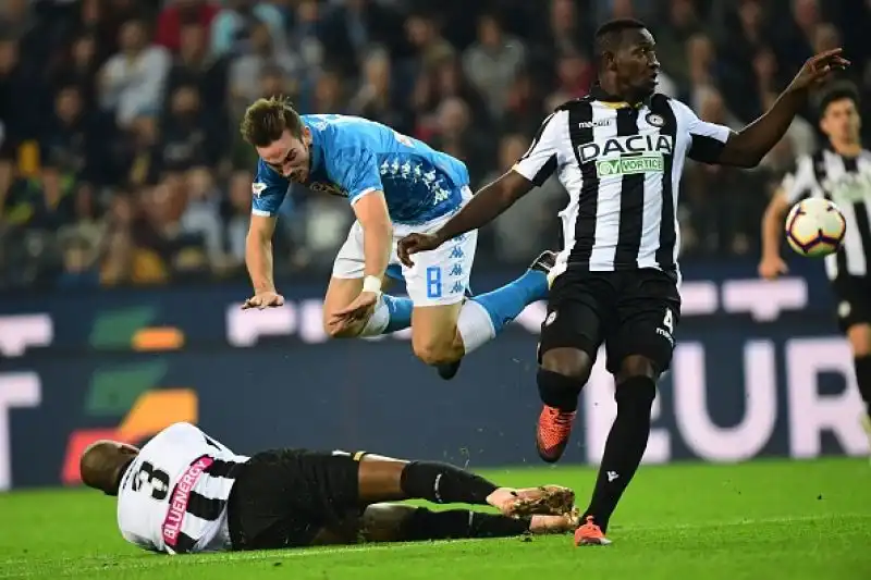 La squadra di Ancelotti dilaga contro l'Udinese: 3-0 con tanto turnover e gol di due subentranti, il primo posto dista ora quattro punti.