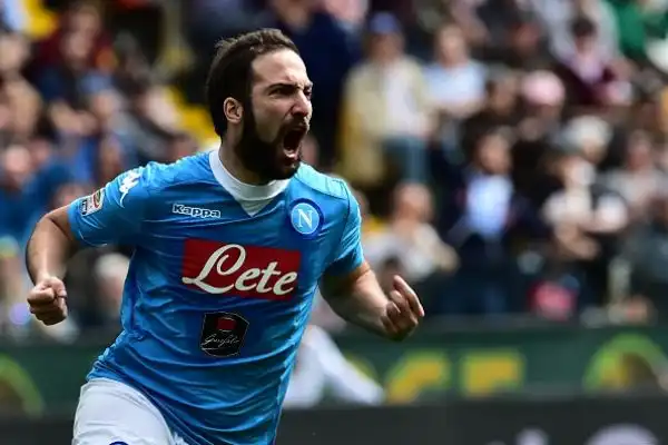 Il Napoli crolla a Udine, Juve a +6. Azzurri irriconoscibili: super Fernandes, Higuain espulso. Scudetto lontano.