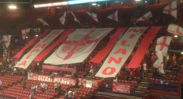 Grandi coreografie in curva per festeggiare la vittoria della prima Supercoppa della storia dell'Olimpia.
