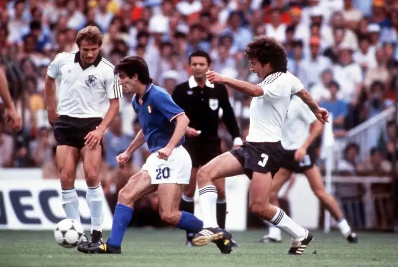Un 2020 tremendo per il calcio: le foto dei campioni che abbiamo perso
In questo anno terribile sono scomparsi tanti uomini che hanno fatto la storia.