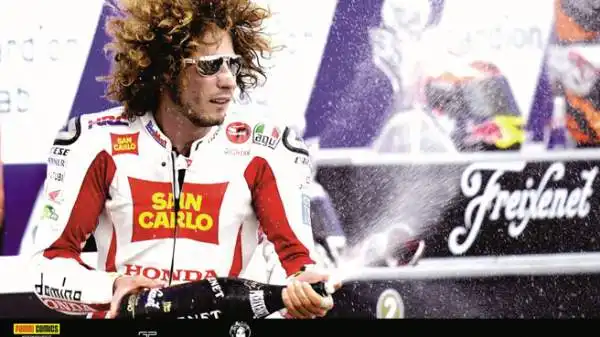 Un calendario per il 2015 dedicato a Marco Simoncelli, tragicamente scomparso tre anni fa sul circuito di Sepang. E’ stato realizzato da Panini  Comics, in collaborazione con Gruppo Pritelli srl.