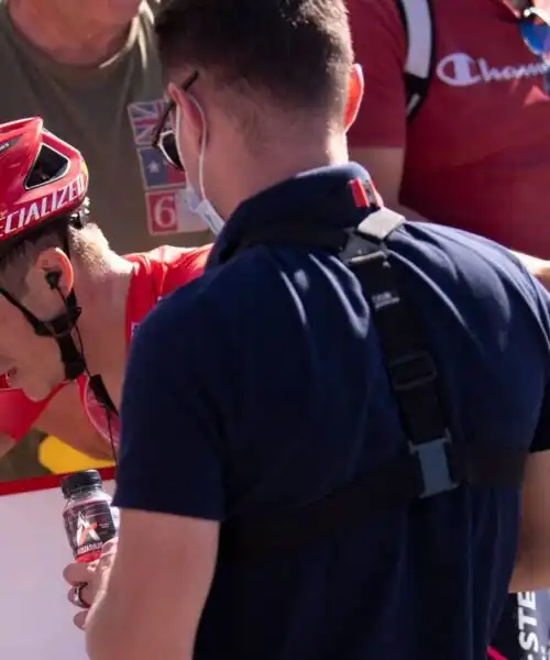 Un uomo a pezzi al traguardo, è Remco Evenepoel: le foto