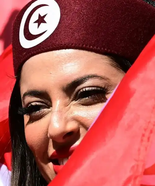 Una splendida tifosa della Tunisia incanta in Qatar: le foto
