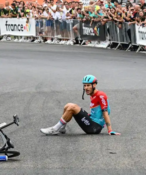 Un’altra bruttissima caduta al Tour de France: le foto