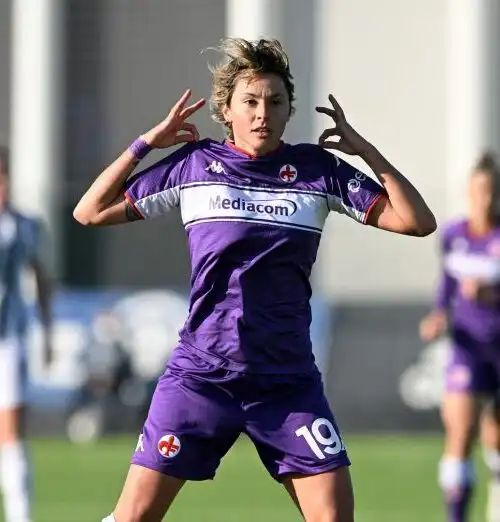 Valentina Giacinti bella anche in viola. Le foto della calciatrice