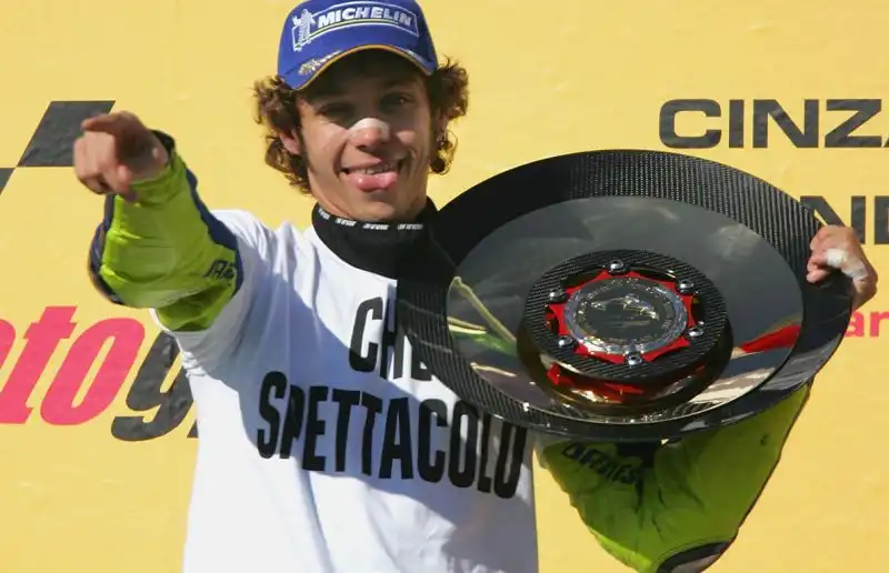 A Phillip Island il n.46 portò a casa il primo titolo iridato nella classe regina con la Yamaha.