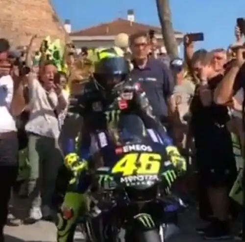 Valentino Rossi a Tavullia tra la sua gente: “Ho realizzato un sogno”