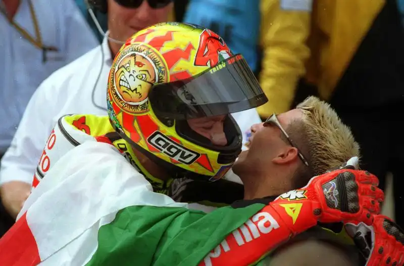 Valentino esulta con Marco Melandri dopo una vittoria.