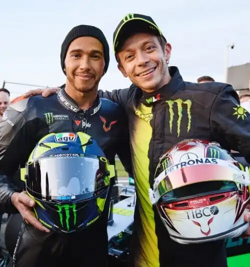 Valentino Rossi, videomessaggio a sorpresa per Lewis Hamilton