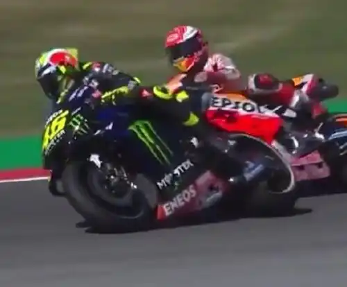 Valentino Rossi-Marquez, polemiche dopo lo scontro sfiorato