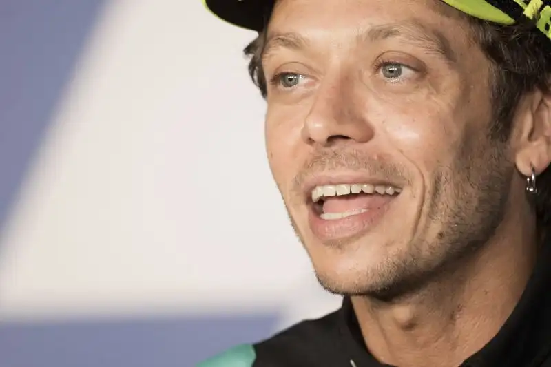 Valentino Rossi la prende sul ridere: “Se vinco il Mondiale…”