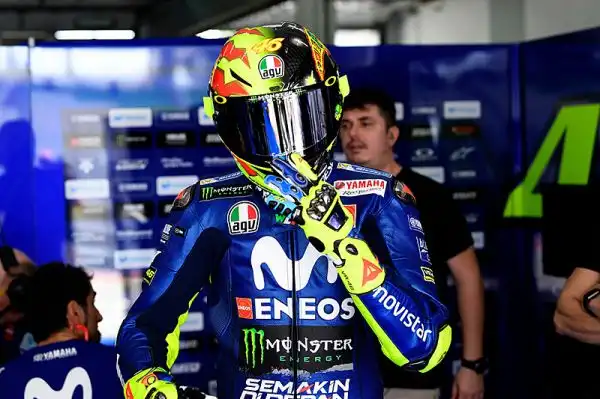 Con la collaborazione di Aldo Drudi, storico disegnatore dei caschi di Rossi, Agv ha sviluppato un'edizione limitata del Pista GP R che riprende fedelmente la livrea del casco indossato nel 1997.