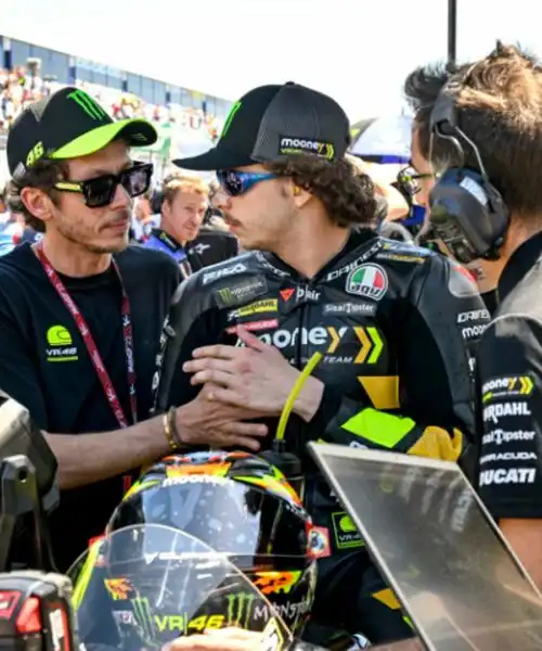 Valentino Rossi torna in pista a Jerez. Ma il ruolo è un altro: le foto