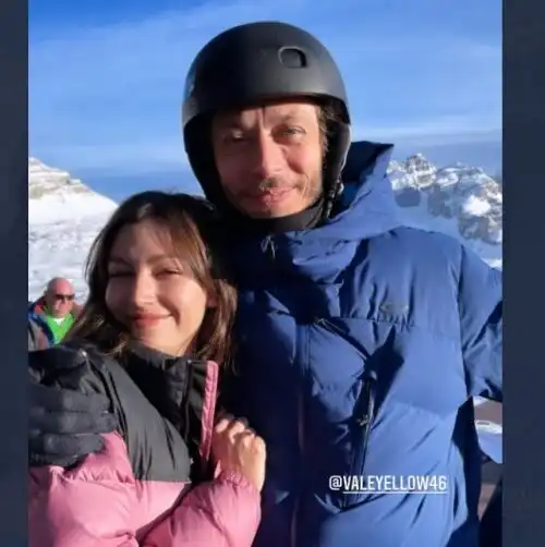 Valentino Rossi, selfie con la star de “La Casa di Carta”