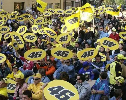 Mezza Italia in piazza per Rossi