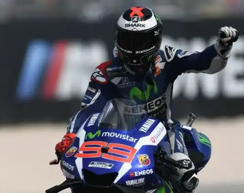 Lorenzo spadroneggia: pole mostruosa. Rossi 3°