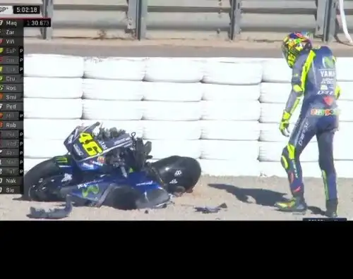 Valentino Rossi cade, moto spezzata in due