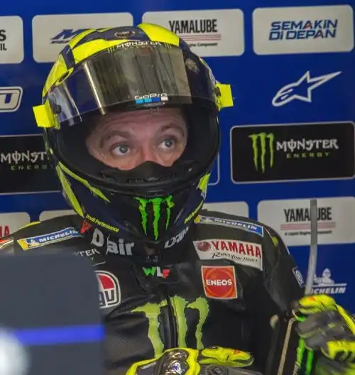 Valentino Rossi mette paura a Joan Mir