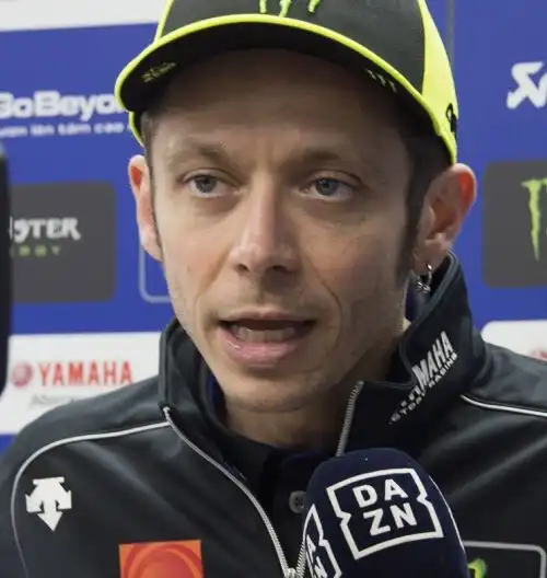 Valentino Rossi torna a guidare una Ferrari