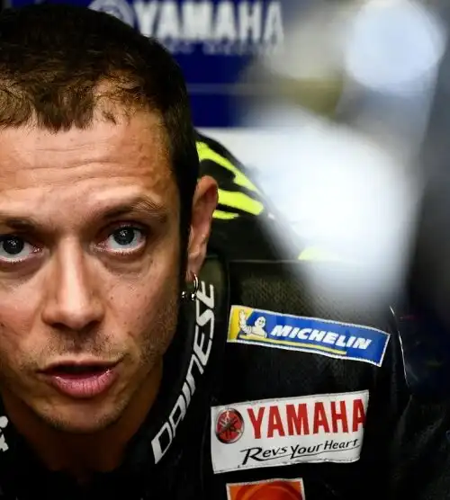 Valentino Rossi la mette sull’ironia