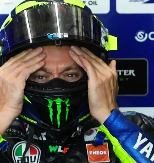 Valentino Rossi cade due volte, Meregalli spiega