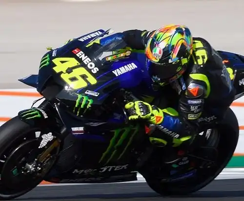 Test Valencia: Yamaha domina, problemi tecnici per Valentino Rossi