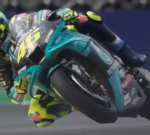 Valentino Rossi, in ripresa, divide i meriti